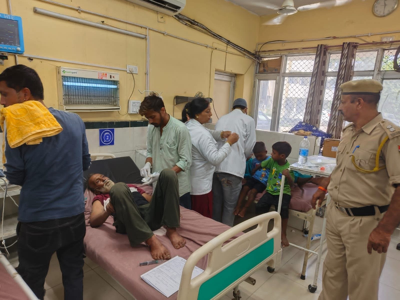 परिनिगाह के समीप ट्राली पलटने से घायलों को उपचार देते हुए चिकित्सक।संवाद परिनिगाह के समीप ट्राली पलटने से घायलों को उपचार देते हुए चिकित्सक।संवाद