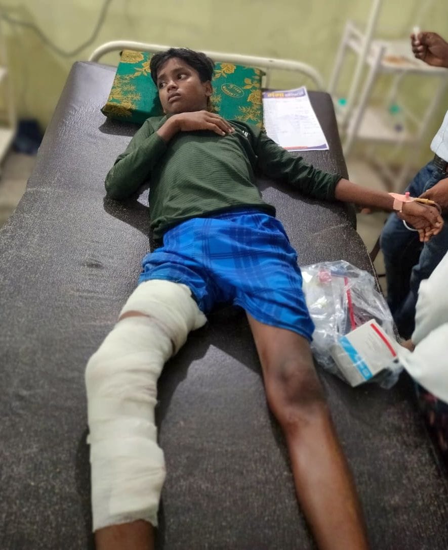 सरायअकिल के बरई गांव में घटना के बाद छानबीन करती पुलिस। संवाद सरायअकिल के बरई गांव में घटना के बाद छानबीन करती पुलिस। संवाद