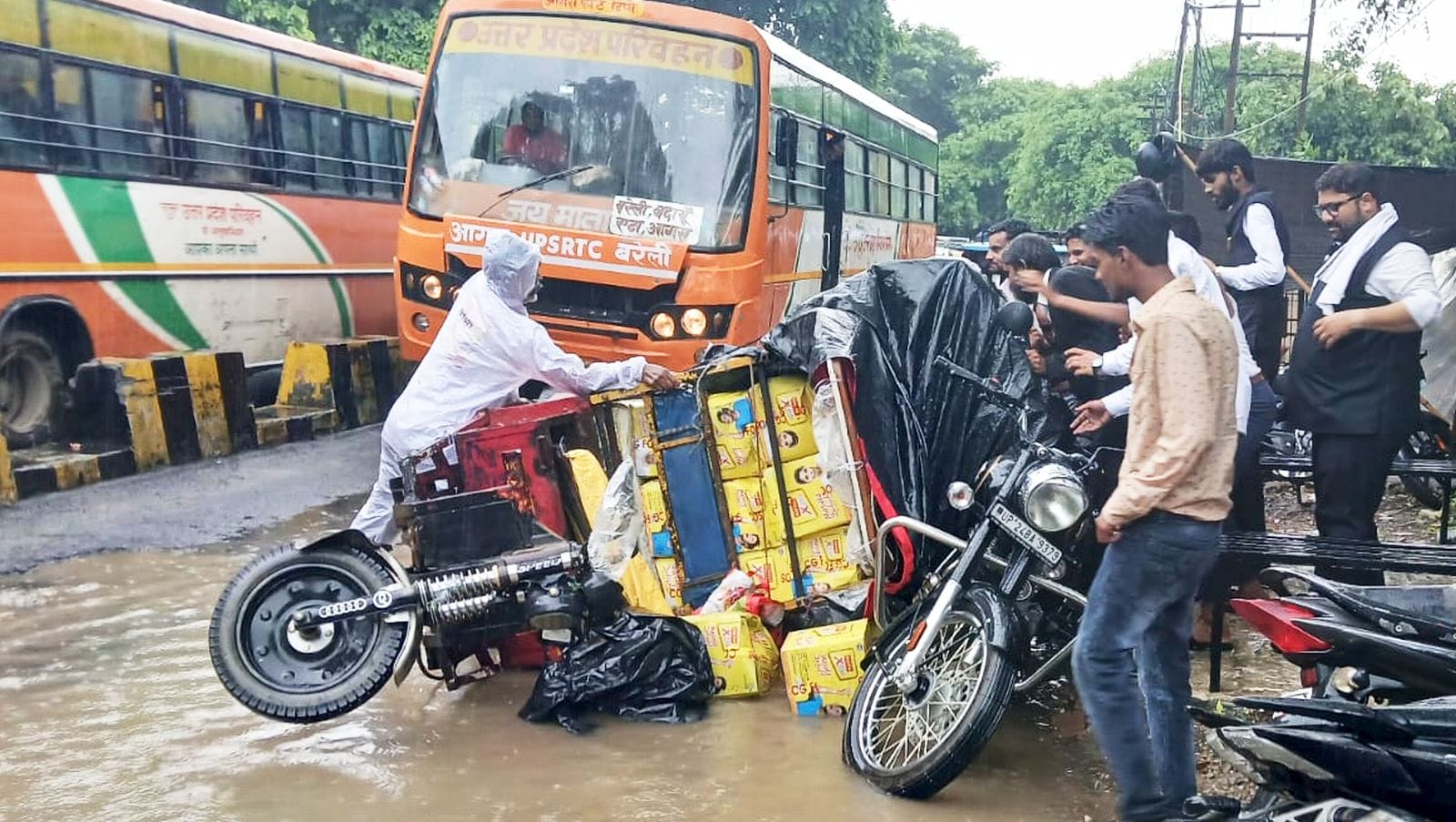 टिकटगंज राेड पर भरा बारिश का पानी। संवाद टिकटगंज राेड पर भरा बारिश का पानी। संवाद