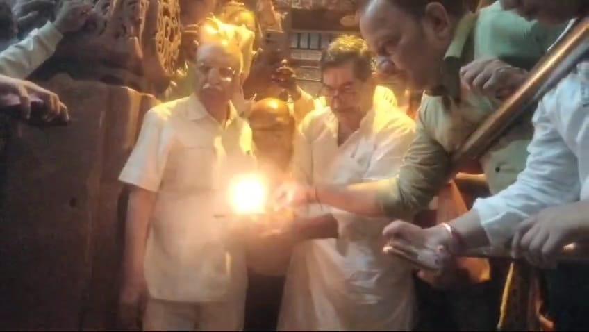 वर्ष में एक बार ही खुलते हैं अति प्राचीन नागचंद्रेश्वर मंदिर के पट वर्ष में एक बार ही खुलते हैं अति प्राचीन नागचंद्रेश्वर मंदिर के पट