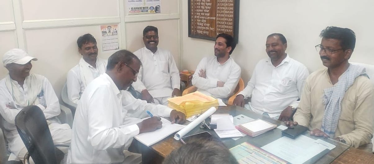 09जेएनडी05: बैठक कर रोष जताते हुए सफाईकर्मी। स्रोत स्वयं