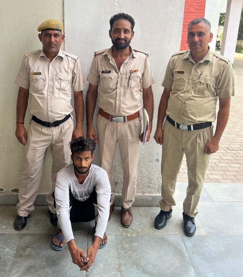 09जेएनडी19-पुलिस गिरफ्त में चोरी करने का आरोपी। संवाद 09जेएनडी19-पुलिस गिरफ्त में चोरी करने का आरोपी। संवाद