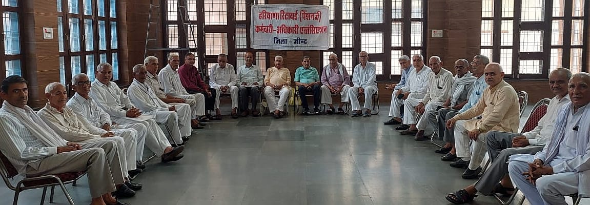 10जेएनडी02: जाट धर्मशाला में आयोजित बैठक में भाग लेते हुए रिटायर्ड कर्मचारी। संवाद