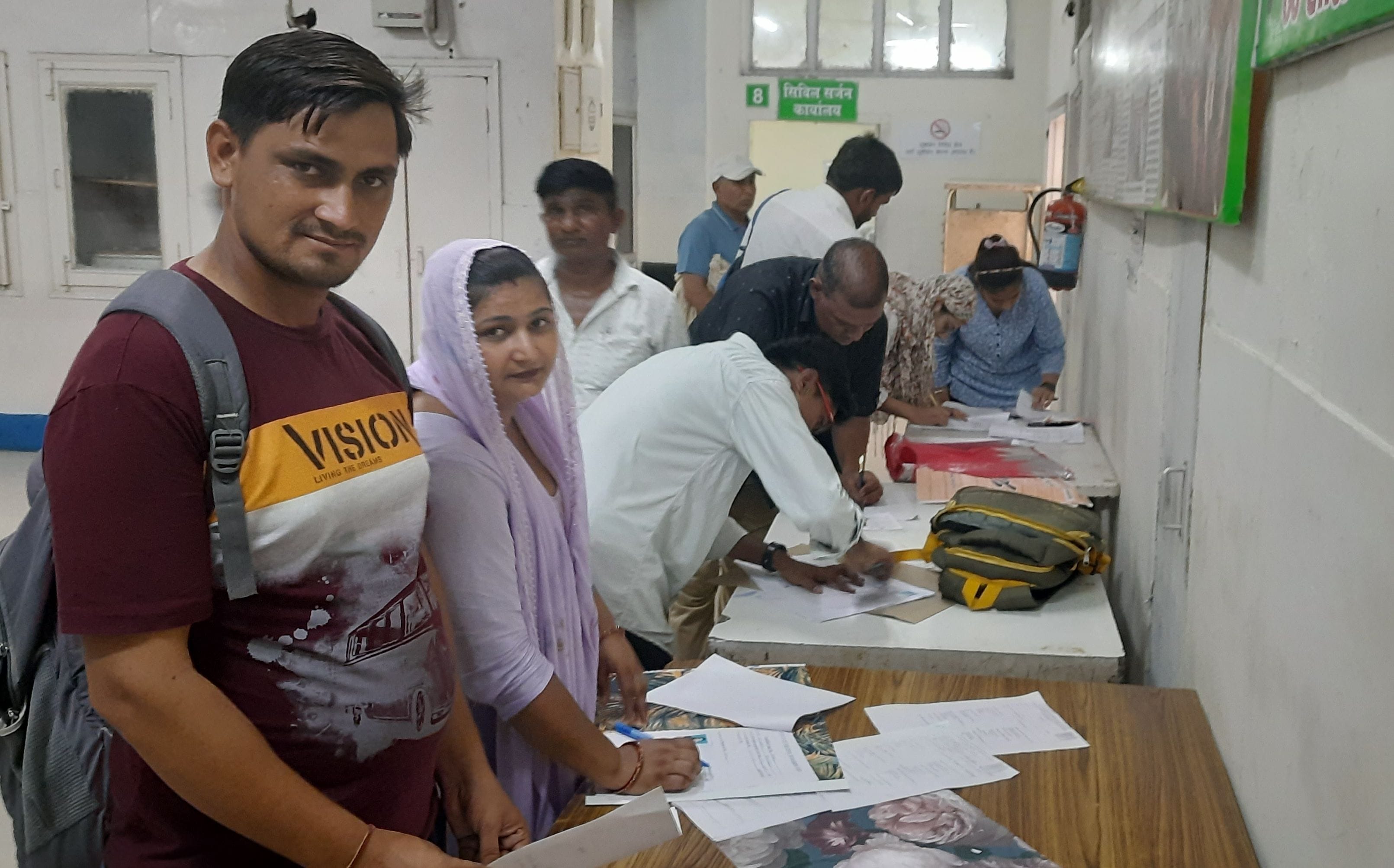 10जेएनडी13 : नागरिक अस्पताल में मेडिकल जांच के लिए आए अभ्यार्थी अपने कागजात ठीक करते। संवाद 10जेएनडी13 : नागरिक अस्पताल में मेडिकल जांच के लिए आए अभ्यार्थी अपने कागजात ठीक करते। संवाद