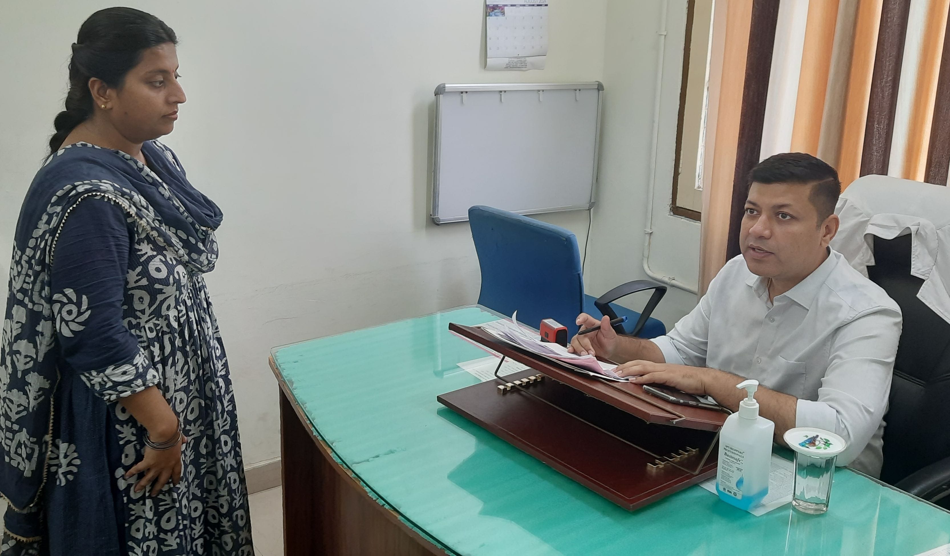 10जेएनडी13 : नागरिक अस्पताल में मेडिकल जांच के लिए आए अभ्यार्थी अपने कागजात ठीक करते। संवाद 10जेएनडी13 : नागरिक अस्पताल में मेडिकल जांच के लिए आए अभ्यार्थी अपने कागजात ठीक करते। संवाद
