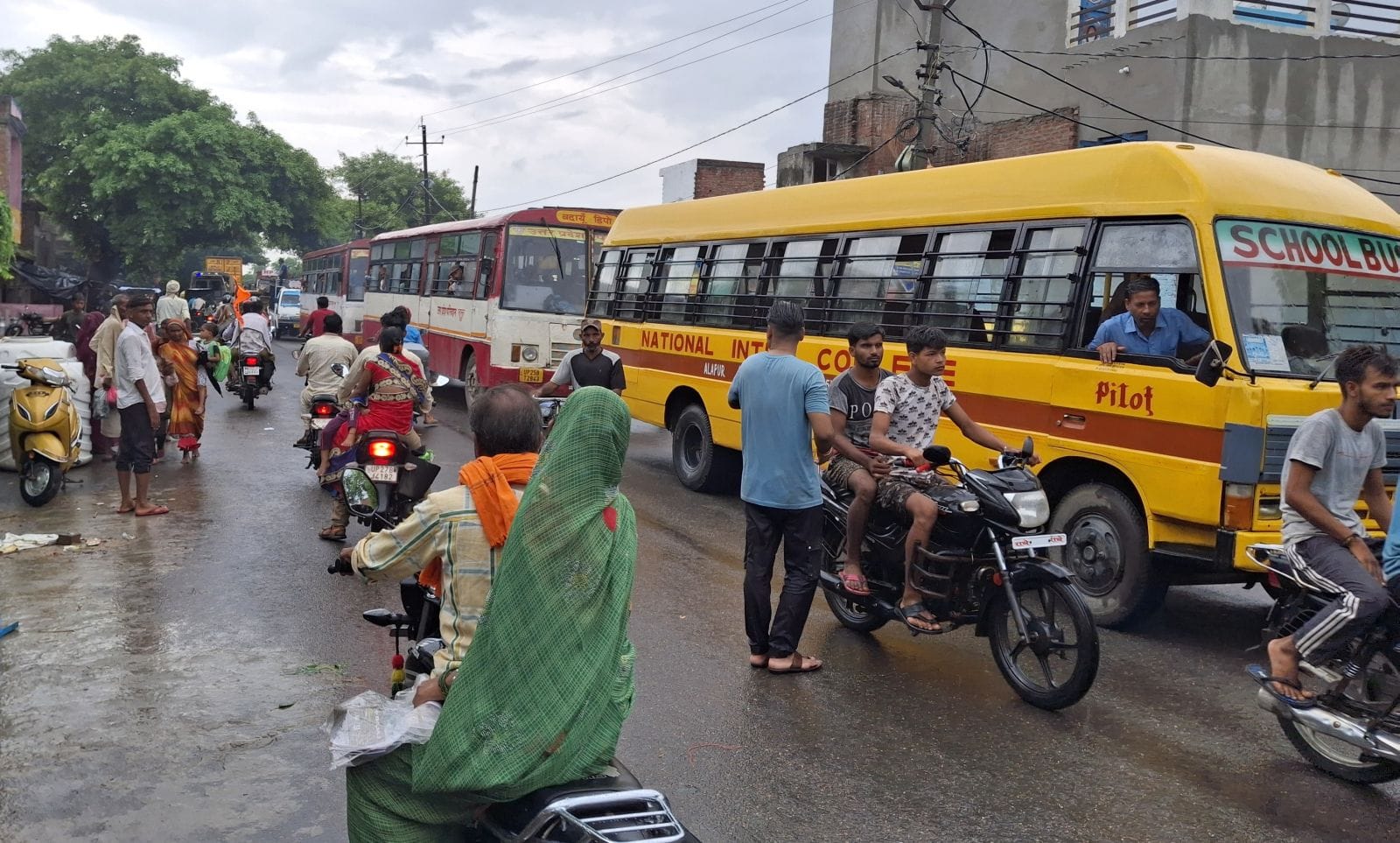 अलापुर में बारिश से गिरे पाकड़ के पेड़ के नीचे खड़े ऑटो और रेड़ी हुई क्षतिग्रस्त। संवाद अलापुर में बारिश से गिरे पाकड़ के पेड़ के नीचे खड़े ऑटो और रेड़ी हुई क्षतिग्रस्त। संवाद