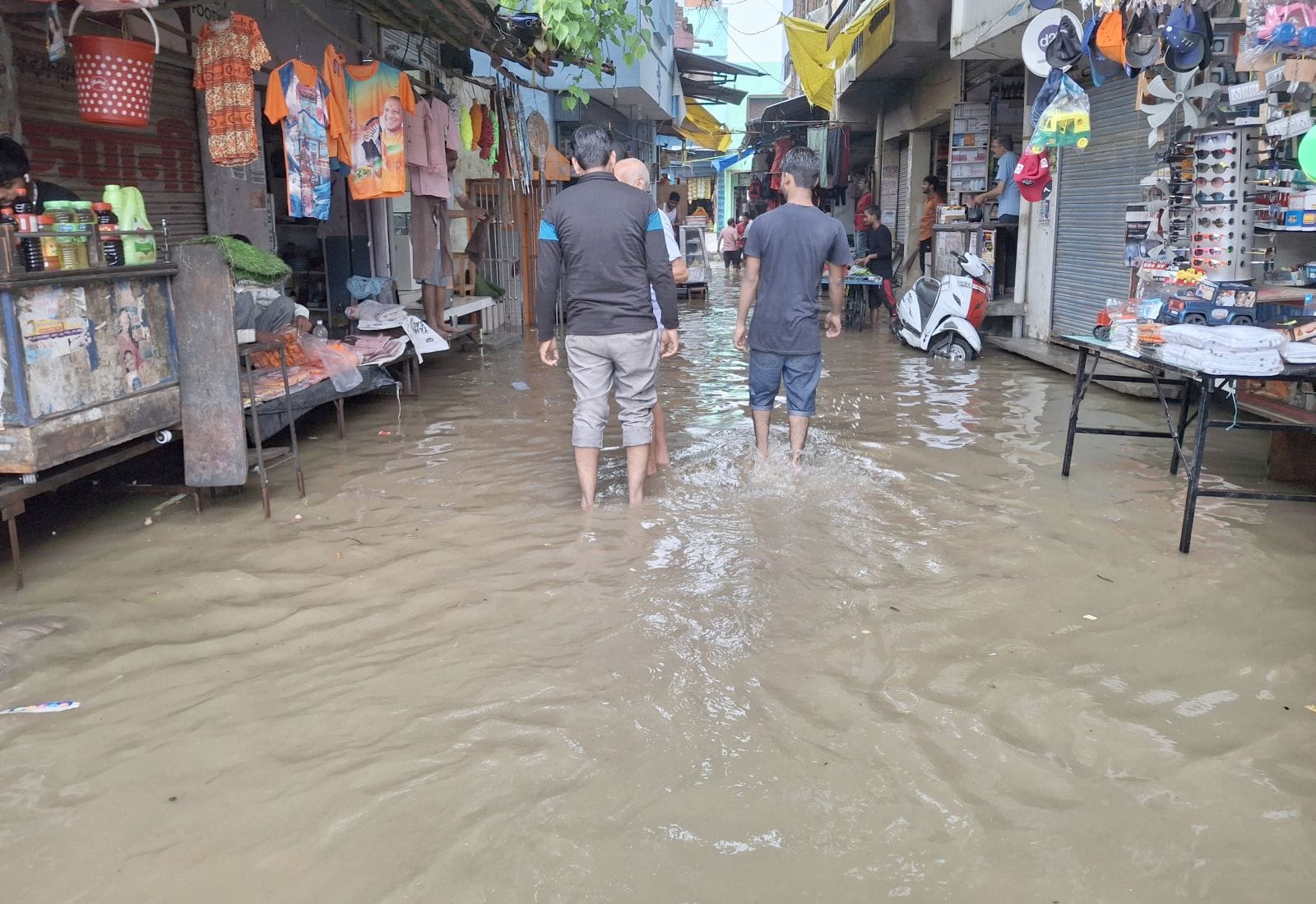 अलापुर में बारिश से गिरे पाकड़ के पेड़ के नीचे खड़े ऑटो और रेड़ी हुई क्षतिग्रस्त। संवाद अलापुर में बारिश से गिरे पाकड़ के पेड़ के नीचे खड़े ऑटो और रेड़ी हुई क्षतिग्रस्त। संवाद