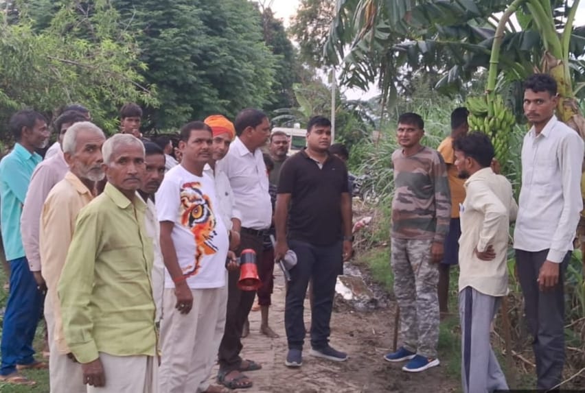 बाघ प्रभावित क्षेत्र में पेट्रोलिंग करते वनकर्मी। संवाद