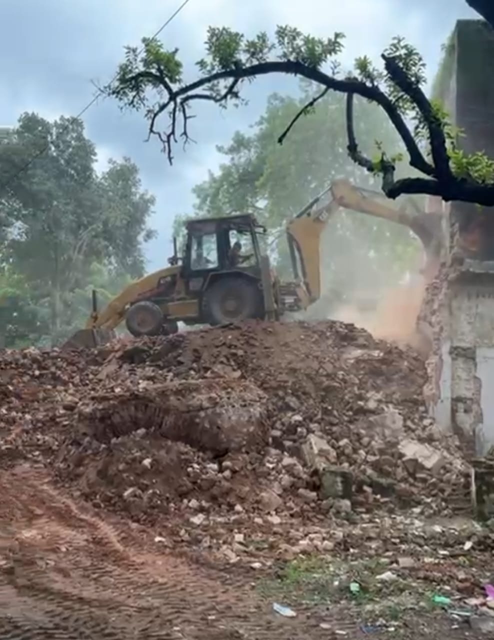 जर्जर भवन पर चला बुलडोजर