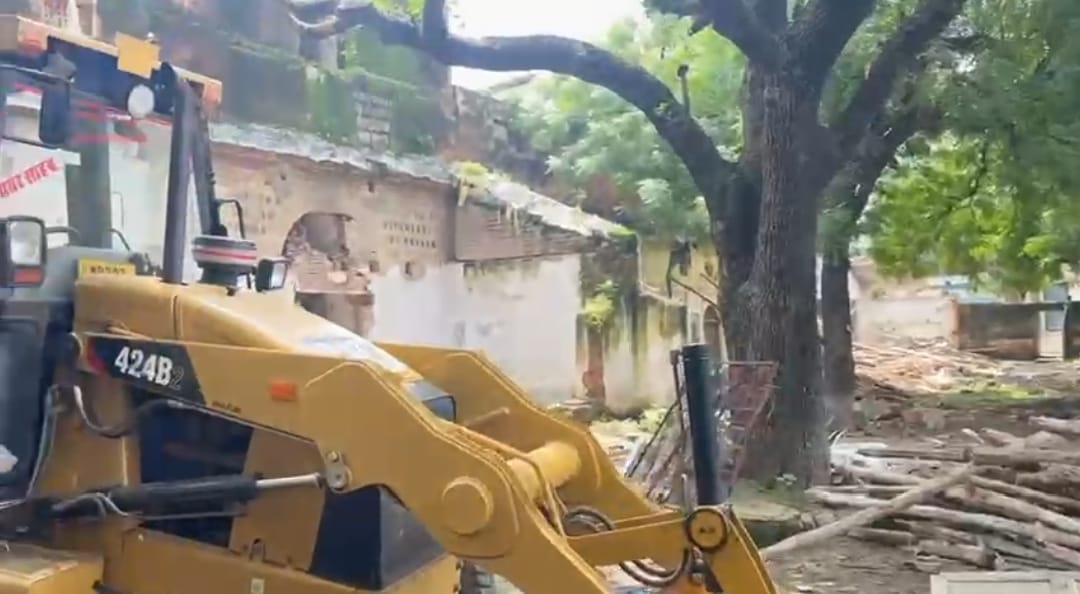 जर्जर भवन पर चला बुलडोजर