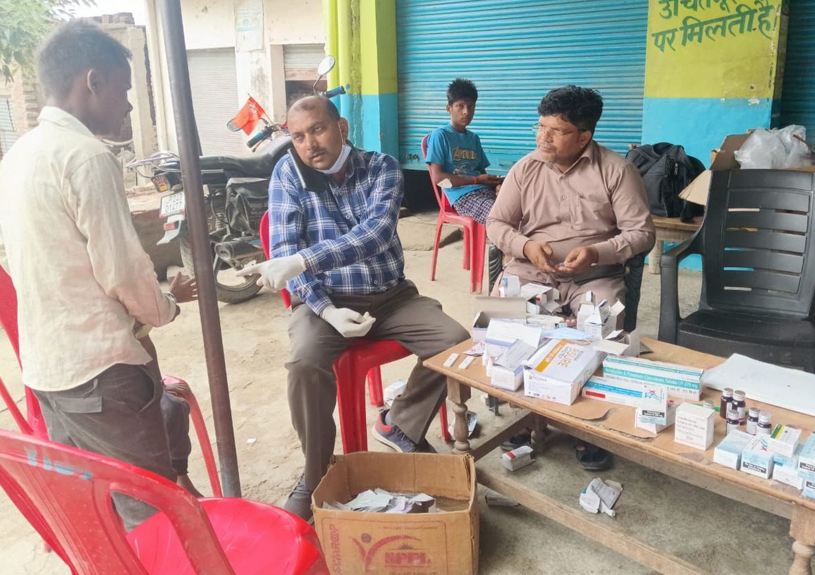 खेड़ा जलालपुर में जांच करती स्वास्थ्य विभाग की टीम। संवाद खेड़ा जलालपुर में जांच करती स्वास्थ्य विभाग की टीम। संवाद