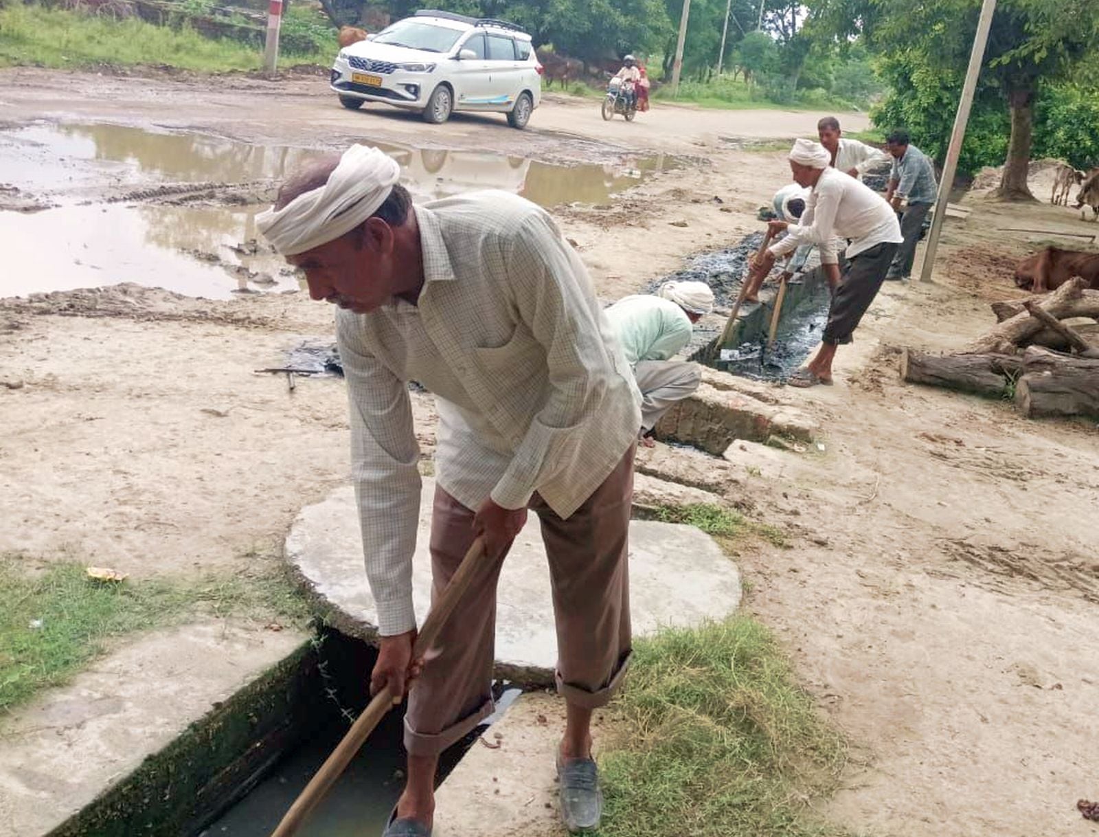 खेड़ा जलालपुर में जांच करती स्वास्थ्य विभाग की टीम। संवाद खेड़ा जलालपुर में जांच करती स्वास्थ्य विभाग की टीम। संवाद