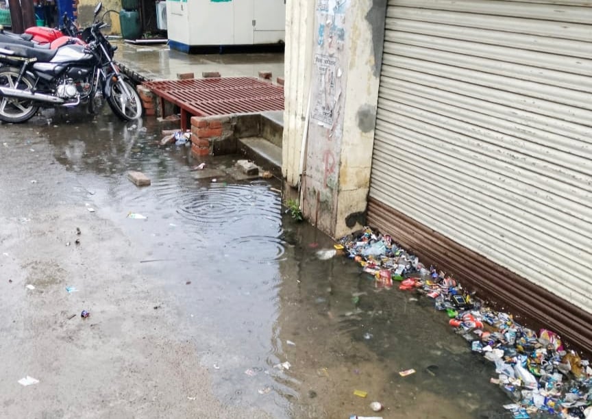 मोहल्ला थरवरन गंज में नाले पर निर्माण, नहीं निकल पा रहा नालियों का पानी। संवाद