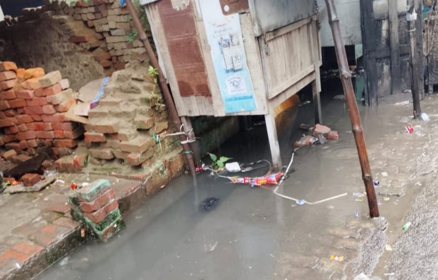 मोहल्ला थरवरन गंज में नाले पर निर्माण, नहीं निकल पा रहा नालियों का पानी। संवाद