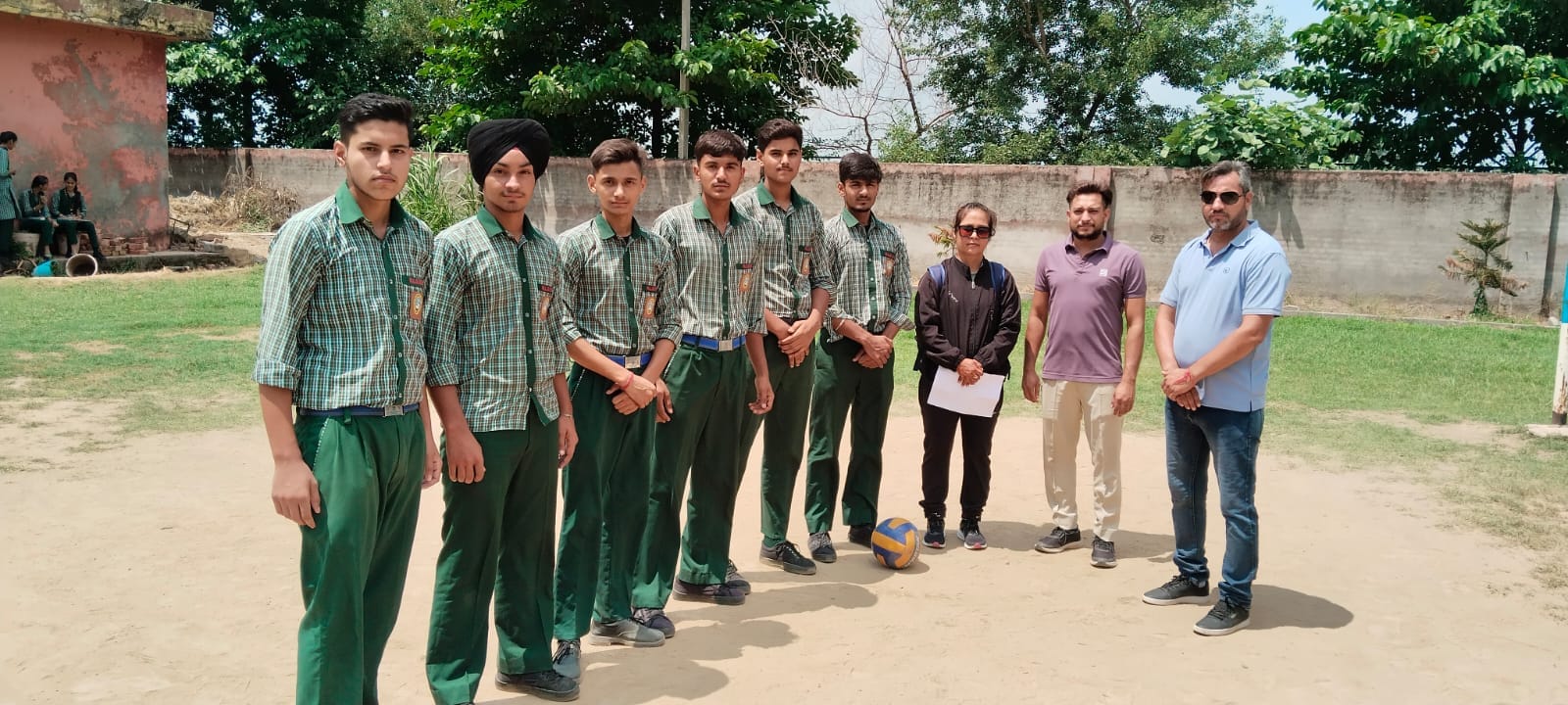 सीएम कप के तहत आयोजित मुकाबले में खिलाड़ियों के मिलते हुए कोच