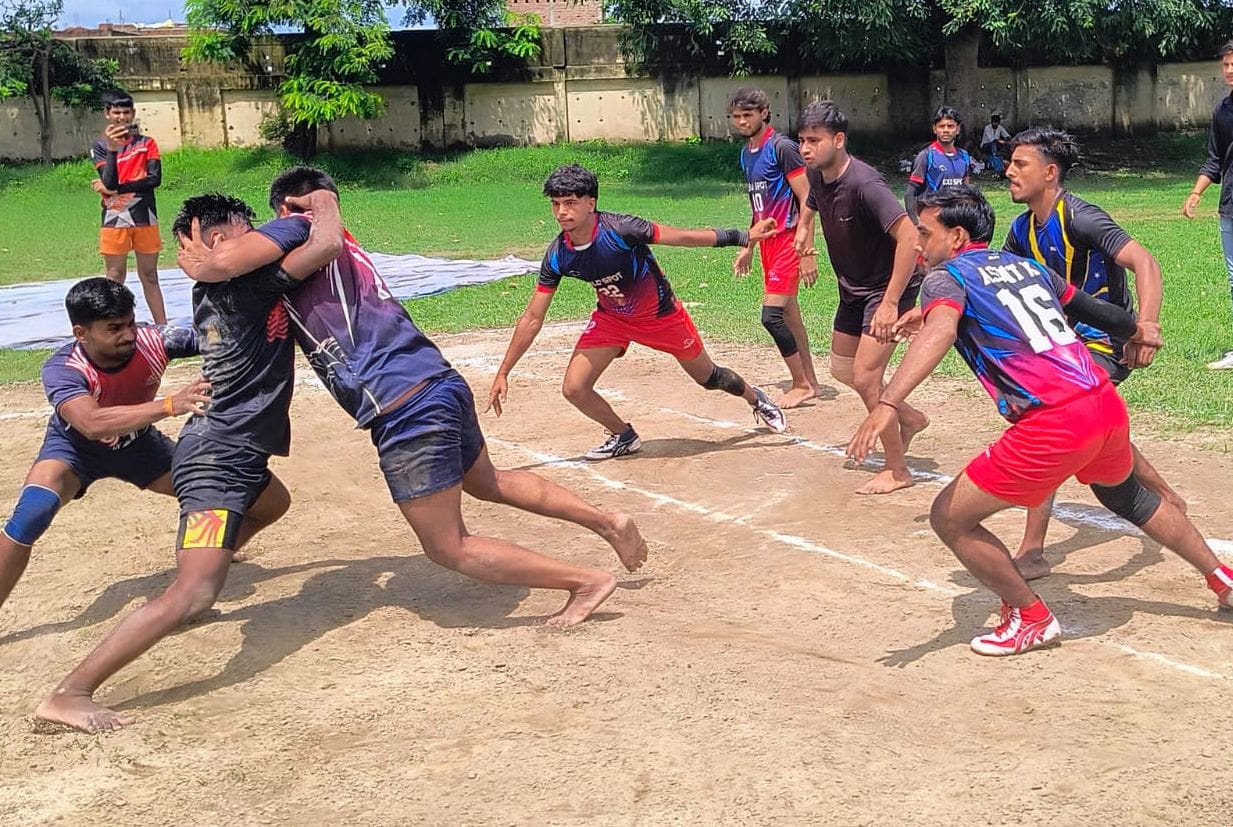 स्पोर्ट्स स्टेडियम हथौड़ा में कबड्डी प्रतियोगिता की विजेता टीम को पुरस्कृत करते जिला युवा कल्या