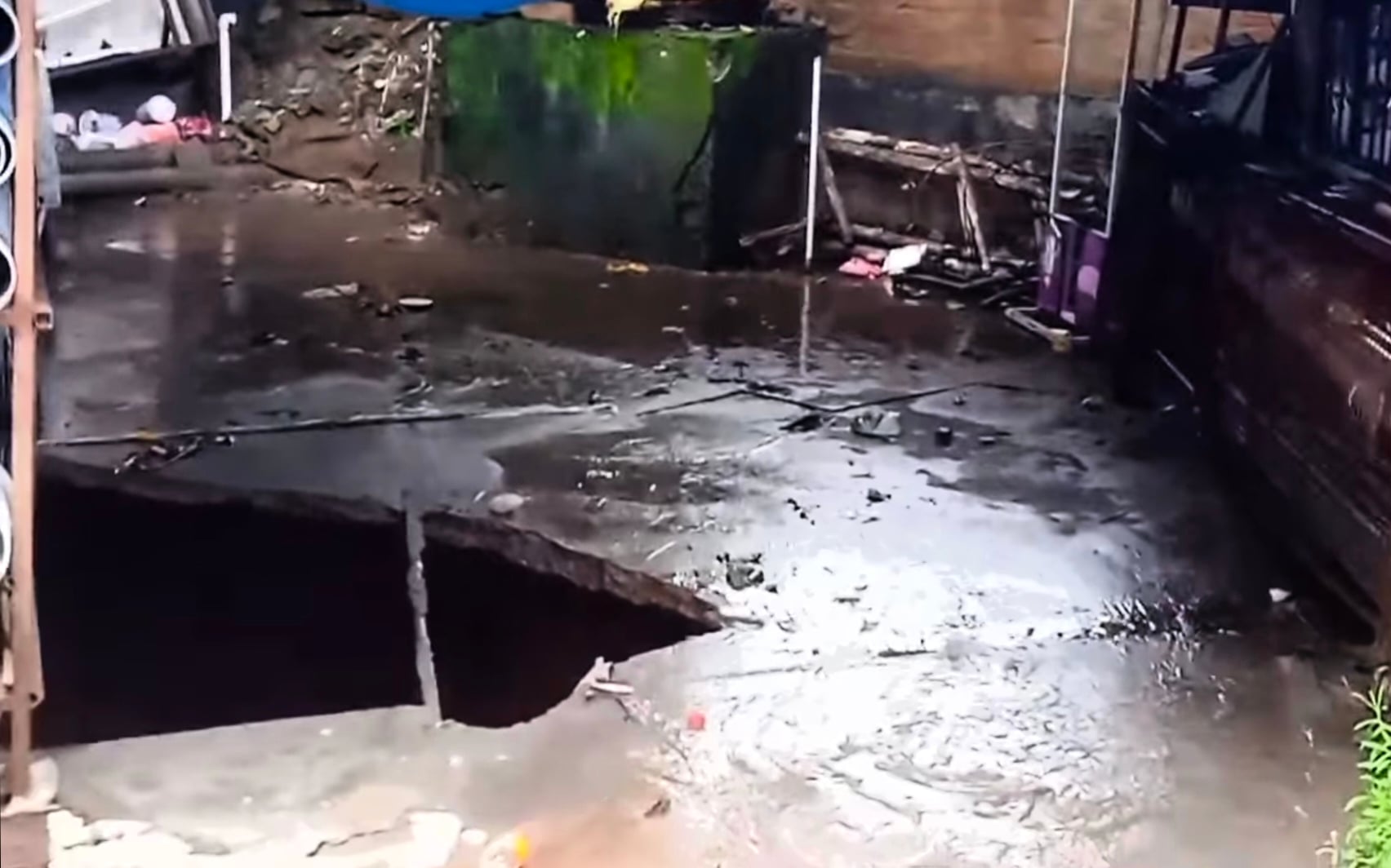 शहर के अमरपुर मौहल्ला में बारिश के बाद नाला बनी गलियां। संवाद