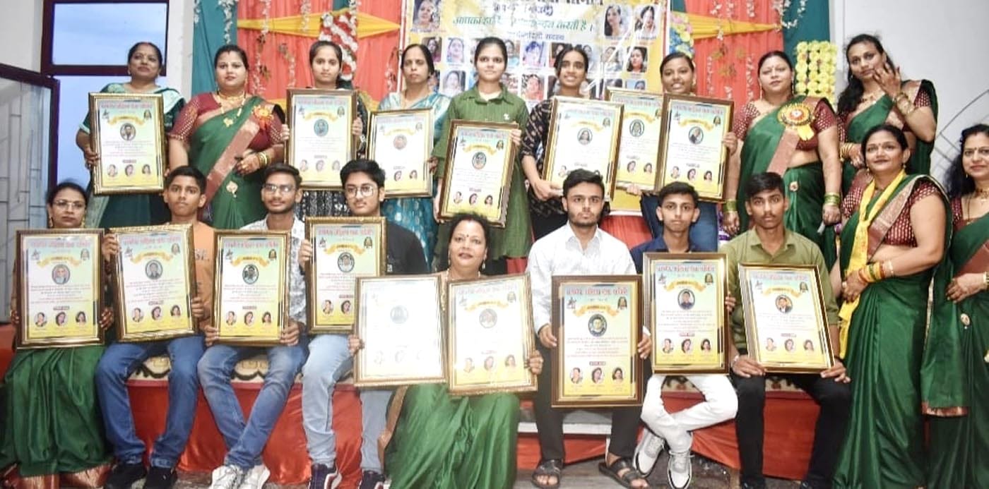 उझानी में वार्ष्णेय महिला समिति के तीज उत्सव में क्वीन चुने जाने पर मौली के साथ जश्न मनातीं महि