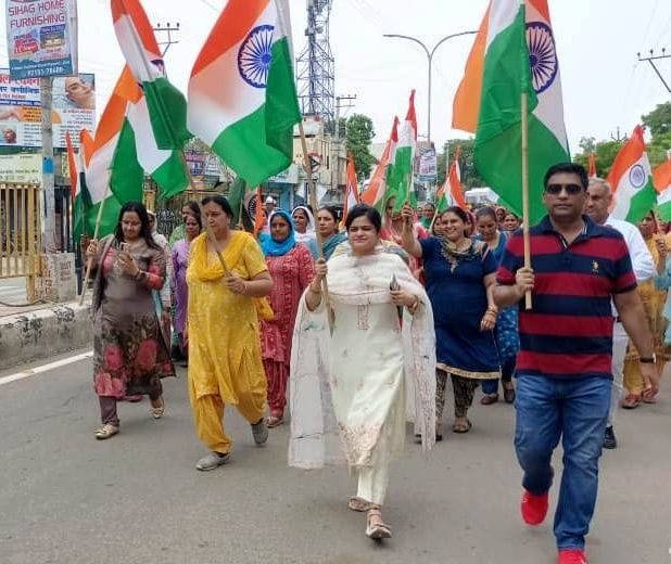 11जेएनडी02-शहर में तिरंगा यात्रा निकालते हुए जिला प्रशासन। संवाद 11जेएनडी02-शहर में तिरंगा यात्रा निकालते हुए जिला प्रशासन। संवाद