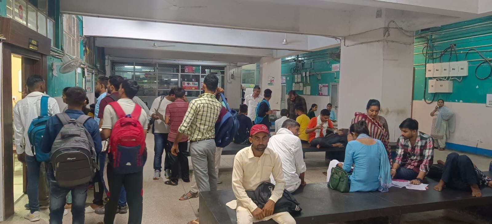 11जेएनडी04 : डिप्टी एमएस डॉ. राजेश भोला के कमरे के बार लगी अभ्यर्थियों की भीड़। संवाद 11जेएनडी04 : डिप्टी एमएस डॉ. राजेश भोला के कमरे के बार लगी अभ्यर्थियों की भीड़। संवाद