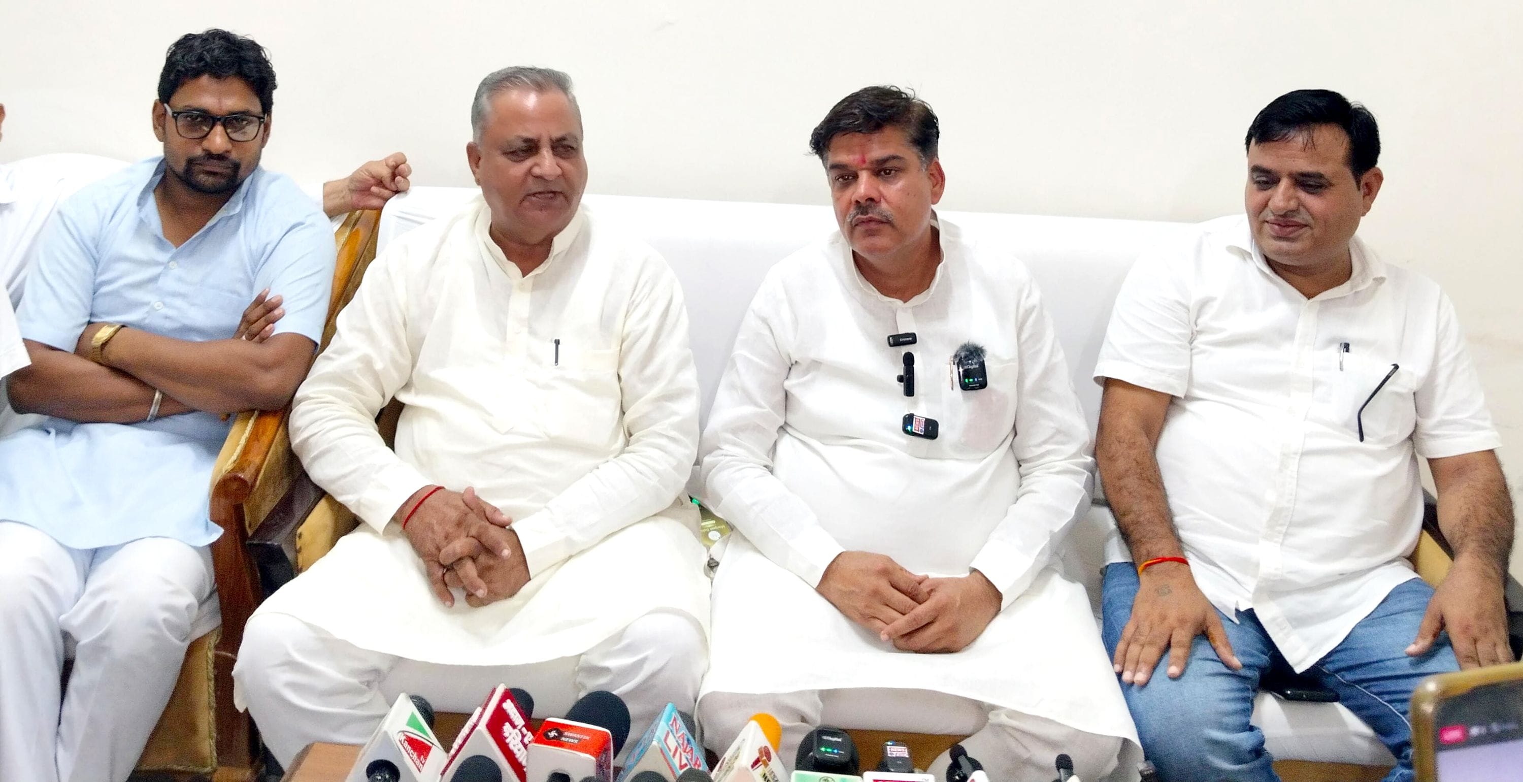 11जेएनडी35 : पत्रकारों से बातचीत करते भाजपा के जिला प्रधान राजू मोर। संवाद