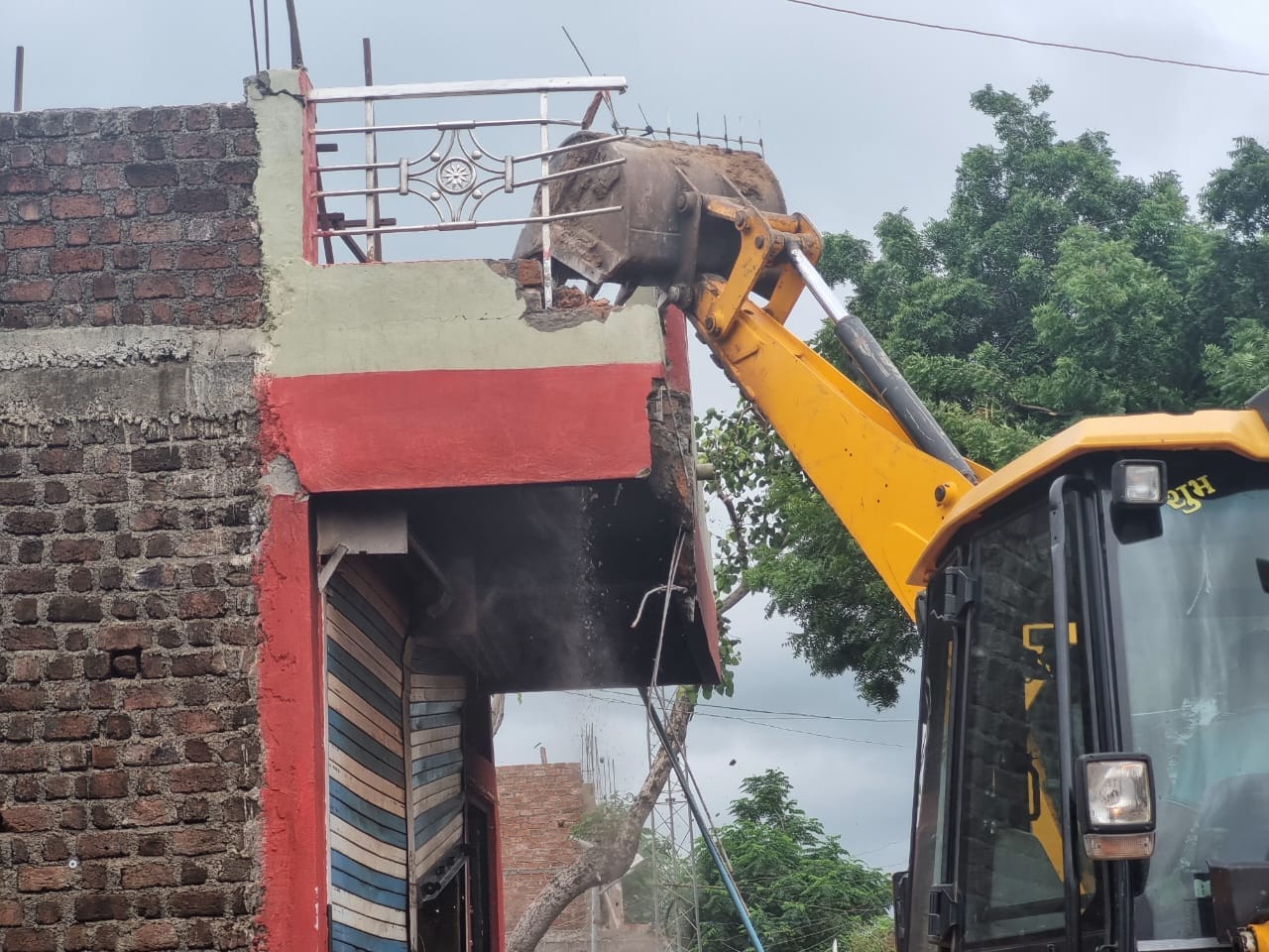 आरोपियों के घर चला बुलडोजर 