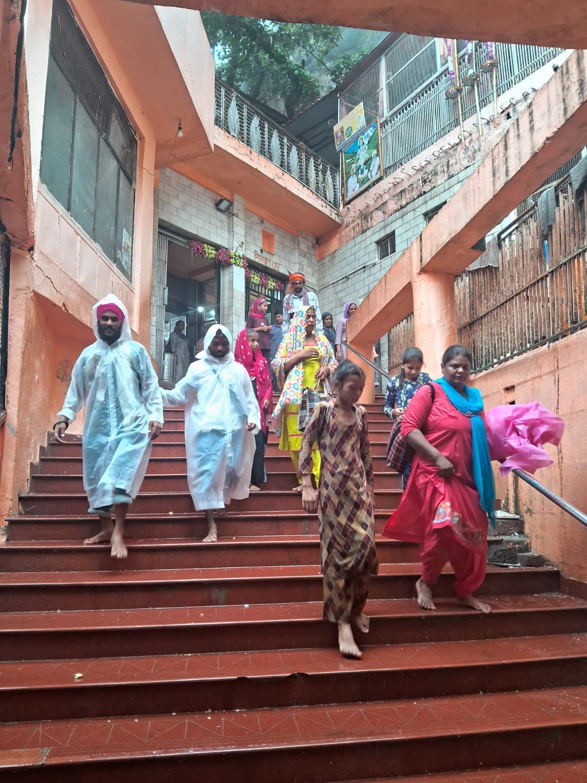 बाबा बालक नाथ मंदिर दियोटसिद्ध में बारिश के बीच दर्शन करके आते श्रद्धालु। संवाद