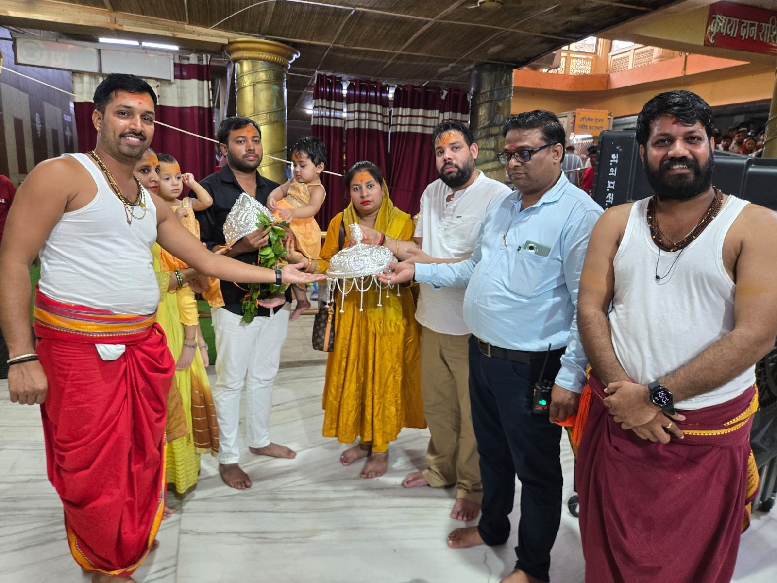 भस्म आरती मे सूर्य, चन्द्र लगाकर सजे बाबा महाकाल....