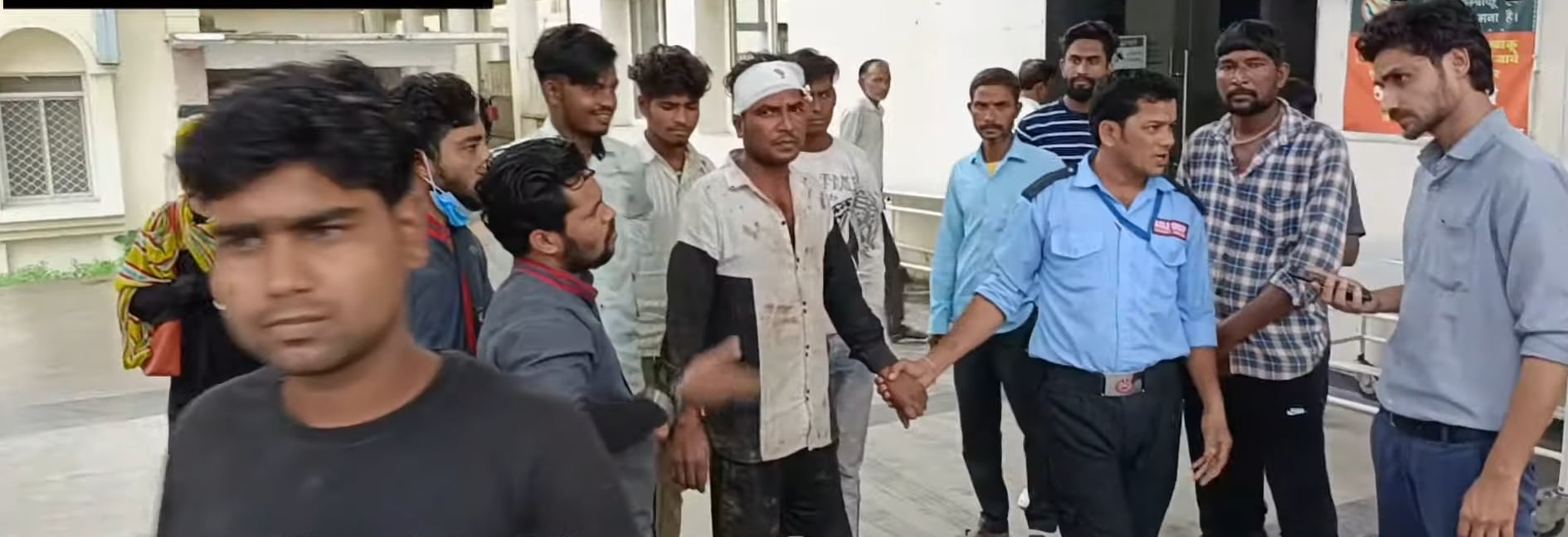 घटना को लेकर सोशल मीडिया यूजर कर रहे पुलिस को ट्रोल