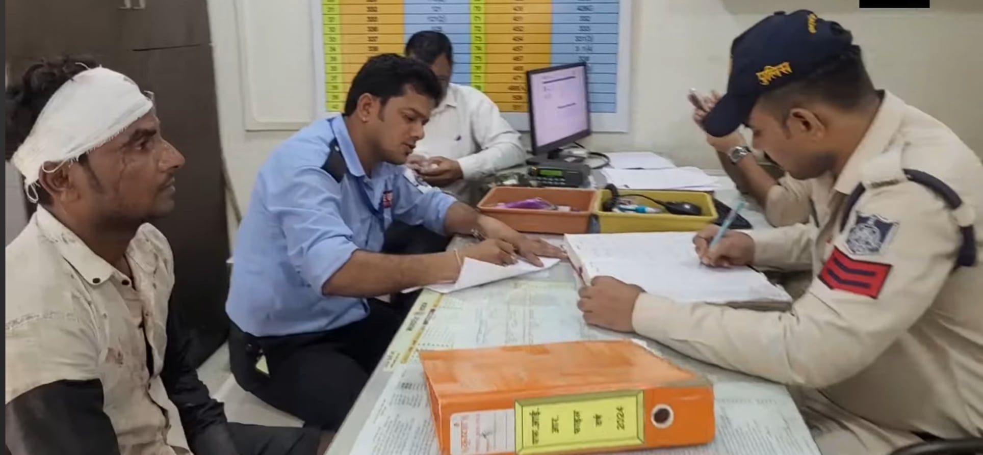 घटना को लेकर सोशल मीडिया यूजर कर रहे पुलिस को ट्रोल