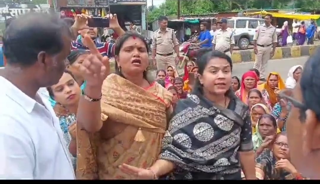 हंगामा करती पार्षद