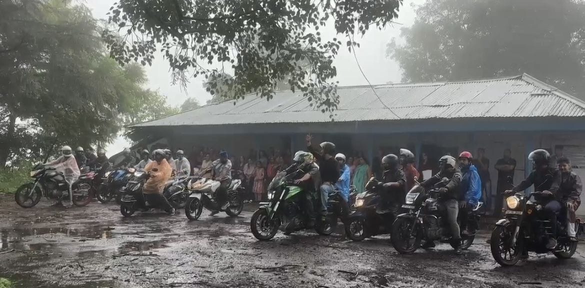 जोगिंद्रनगर की गलू-बनेहड़ सडक़ पर भारी बारिश के बाद नाले में तबदील हुई सड़क। संवाद जोगिंद्रनगर की गलू-बनेहड़ सडक़ पर भारी बारिश के बाद नाले में तबदील हुई सड़क। संवाद