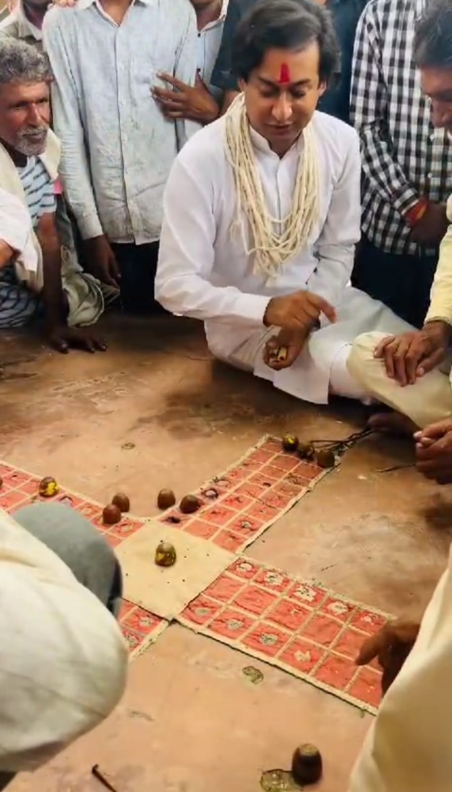 ग्रामीणों के साथ चौपाल पर चौसर खेलते हुए जयवर्धन