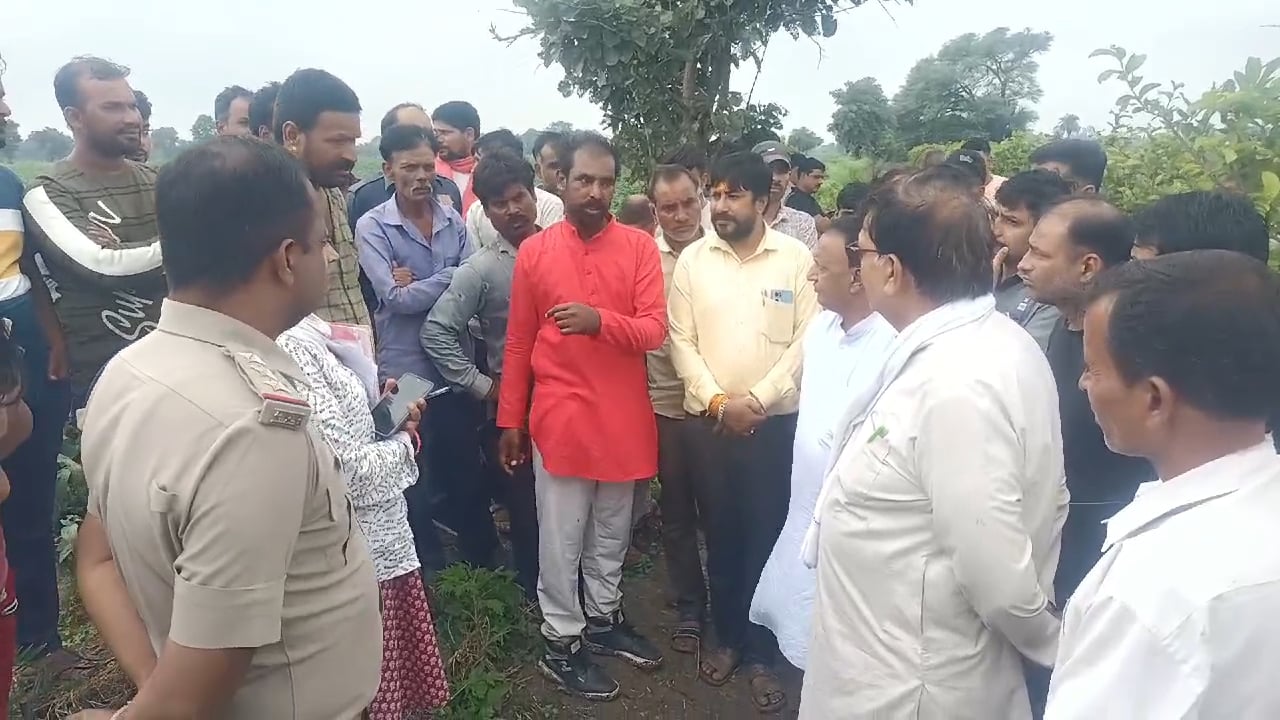 कबूतर पकड़ने गए थे करंट की चपेट मे आए तो चली गई 3 की जान, 30 मरे हुए कबूतर और जाल भी मिला, विधा कबूतर पकड़ने गए थे करंट की चपेट मे आए तो चली गई 3 की जान, 30 मरे हुए कबूतर और जाल भी मिला, विधा