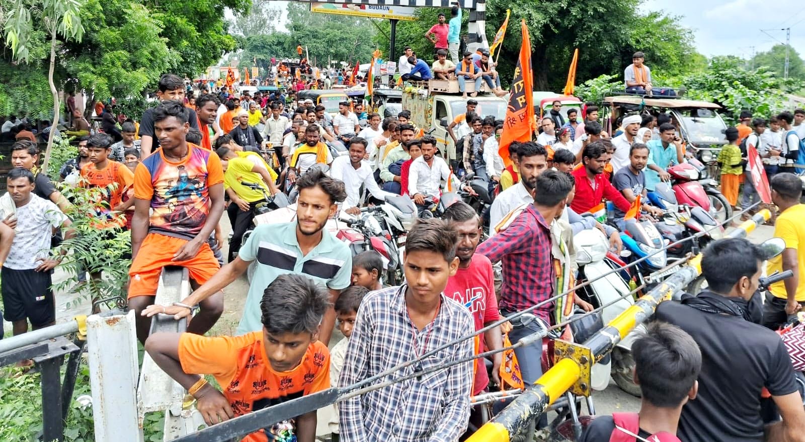 कछला घाट पर हेलीकॉप्टर से फूल बरसाते ओमेंद्र महाराज। कछला घाट पर हेलीकॉप्टर से फूल बरसाते ओमेंद्र महाराज।