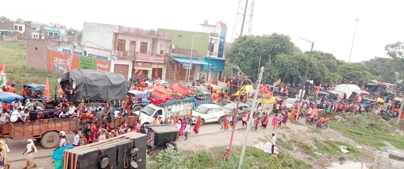 कछला घाट पर हेलीकॉप्टर से फूल बरसाते ओमेंद्र महाराज। कछला घाट पर हेलीकॉप्टर से फूल बरसाते ओमेंद्र महाराज।