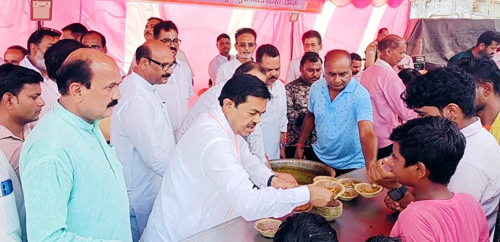कछला घाट पर हेलीकॉप्टर से फूल बरसाते ओमेंद्र महाराज। कछला घाट पर हेलीकॉप्टर से फूल बरसाते ओमेंद्र महाराज।