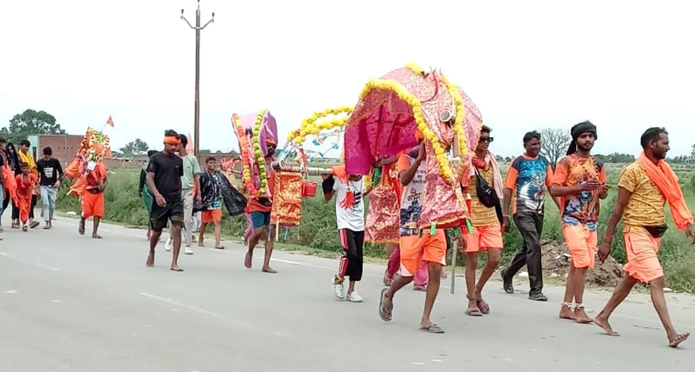 कछला घाट पर हेलीकॉप्टर से फूल बरसाते ओमेंद्र महाराज। कछला घाट पर हेलीकॉप्टर से फूल बरसाते ओमेंद्र महाराज।