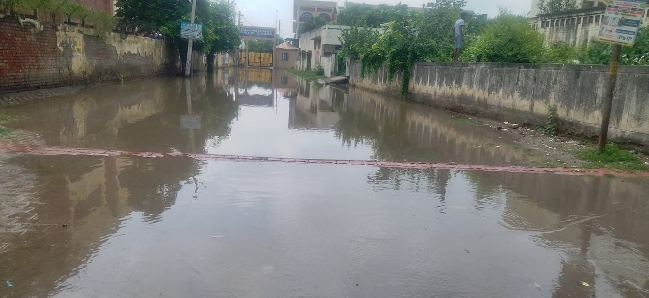 कुरुक्षेत्र। पिपली-थर्ड गेट सड़क से सटे नाले का सेक्टर 13 में बीएसएनएल कार्यालय के मुख्य गेट के कुरुक्षेत्र। पिपली-थर्ड गेट सड़क से सटे नाले का सेक्टर 13 में बीएसएनएल कार्यालय के मुख्य गेट के