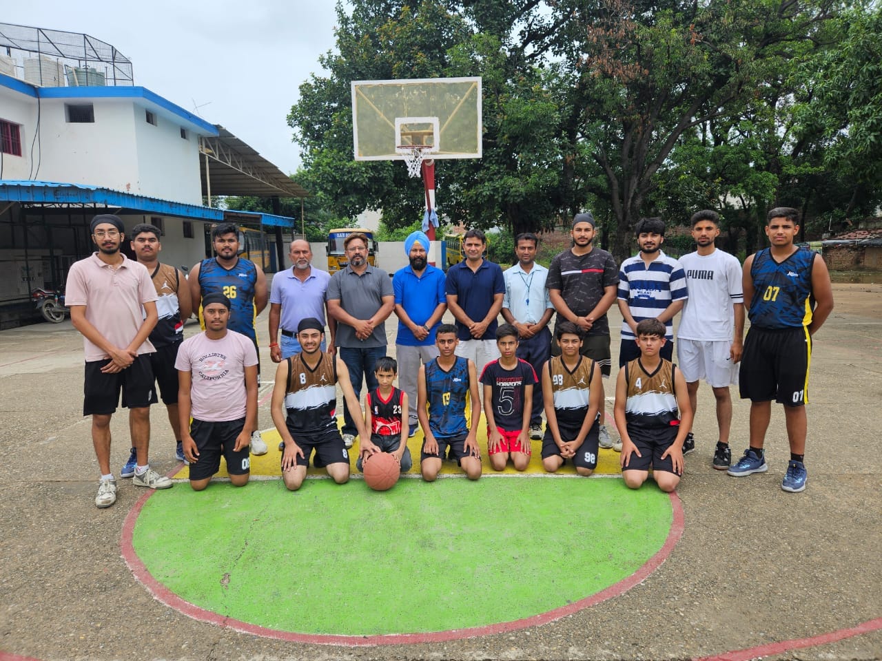 सीएम कप के तहत बास्केटबॉल के खिलाड़ियों से मिलते हुए कोच व अन्य
