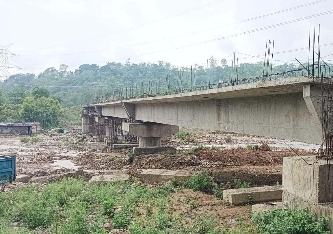 संधोल सुजानपुर सड़क पर बजाहर के पास भूस्खलन से बाधित सड़क। संवाद।
