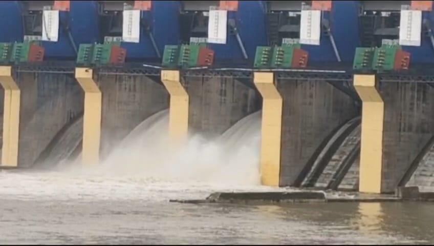 तीर्थ नगरी ओमकारेश्वर में नर्मदा का जलस्तर हुआ कम तीर्थ नगरी ओमकारेश्वर में नर्मदा का जलस्तर हुआ कम