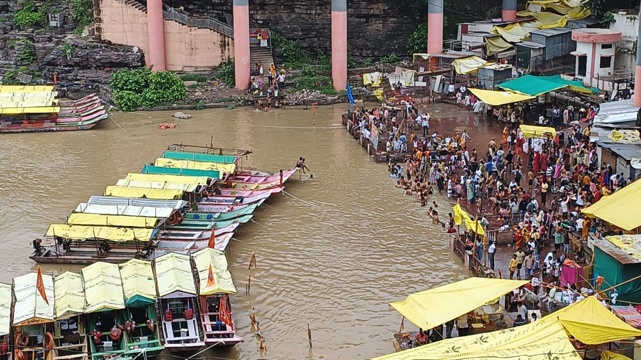 तीर्थ नगरी ओमकारेश्वर में नर्मदा का जलस्तर हुआ कम तीर्थ नगरी ओमकारेश्वर में नर्मदा का जलस्तर हुआ कम