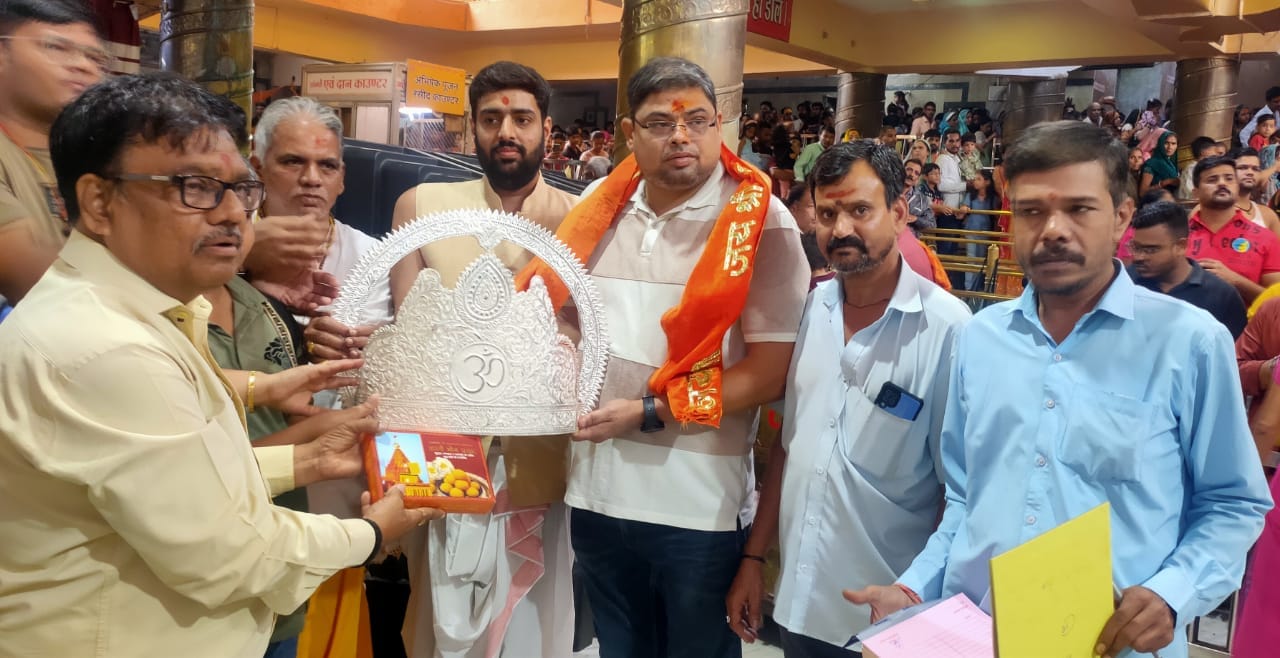 उमा महेश स्वरूप....बाबा महाकाल के भक्त ने दिया दान