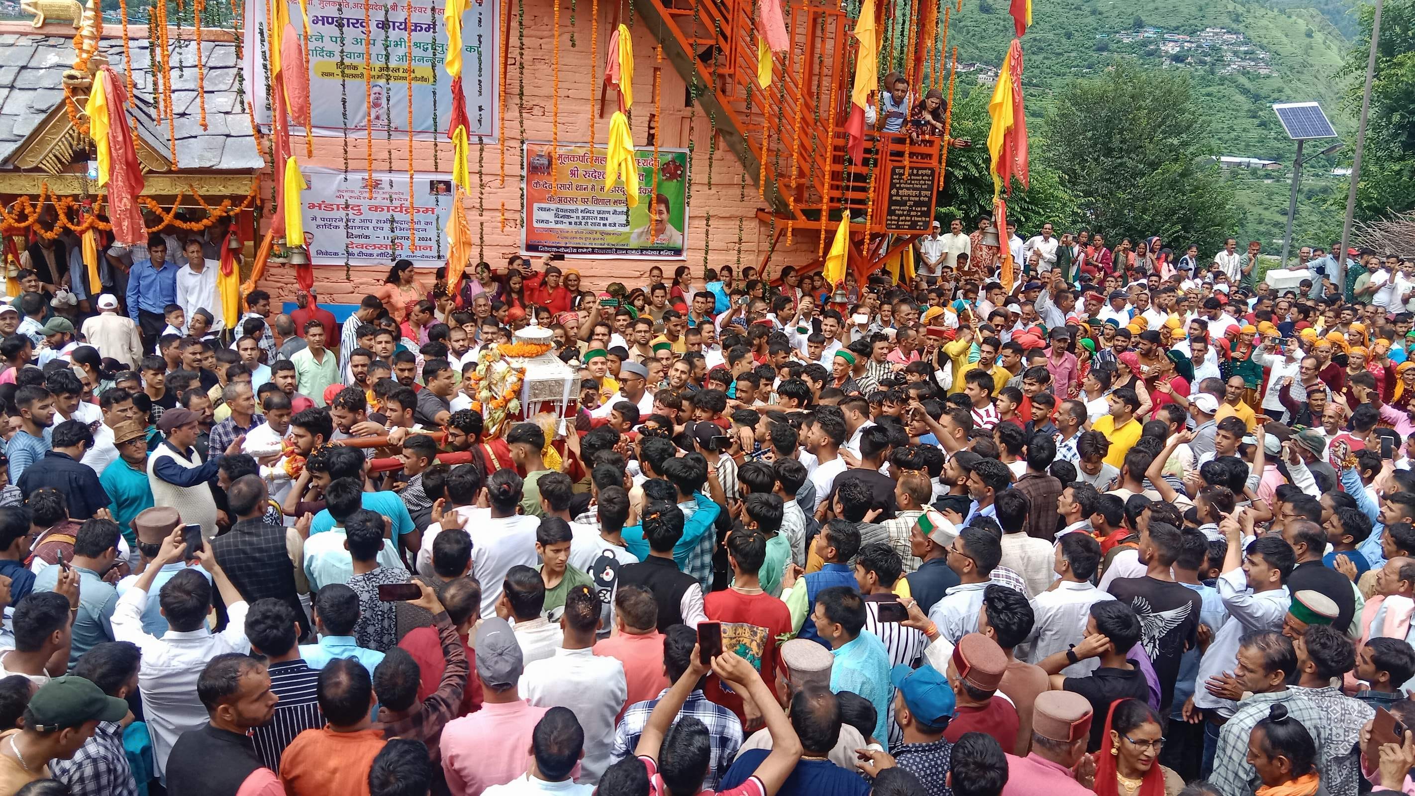 उत्तरकाशी के देवलसारी मंदिर प्रांगण में भंडारदू कार्यक्र में तांदी नृत्य करती महिलाएं। संवाद