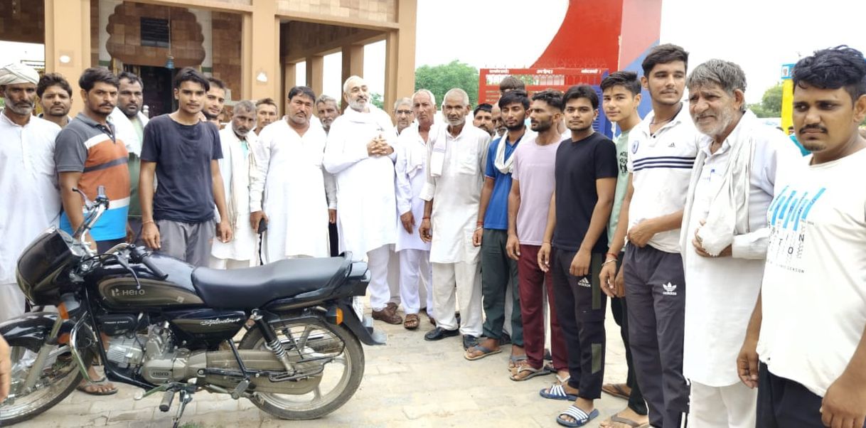 11जेएनडी29 : उचाना थाना में पानी चोरी की शिकायत लेकर पहुंचे ग्रामीण। संवाद