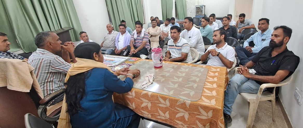 11जेएनडी34-बस अड्डे पर हुई बैठक में हिस्सा लेते पेंशन बहाली संघर्ष समिति पदाधिकारी। स्रोत संस्थ