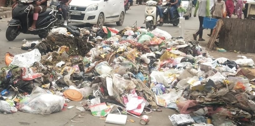 11सीटीके07.. पीजीआई के बाहर पड़ा कूड़ा। संवाद