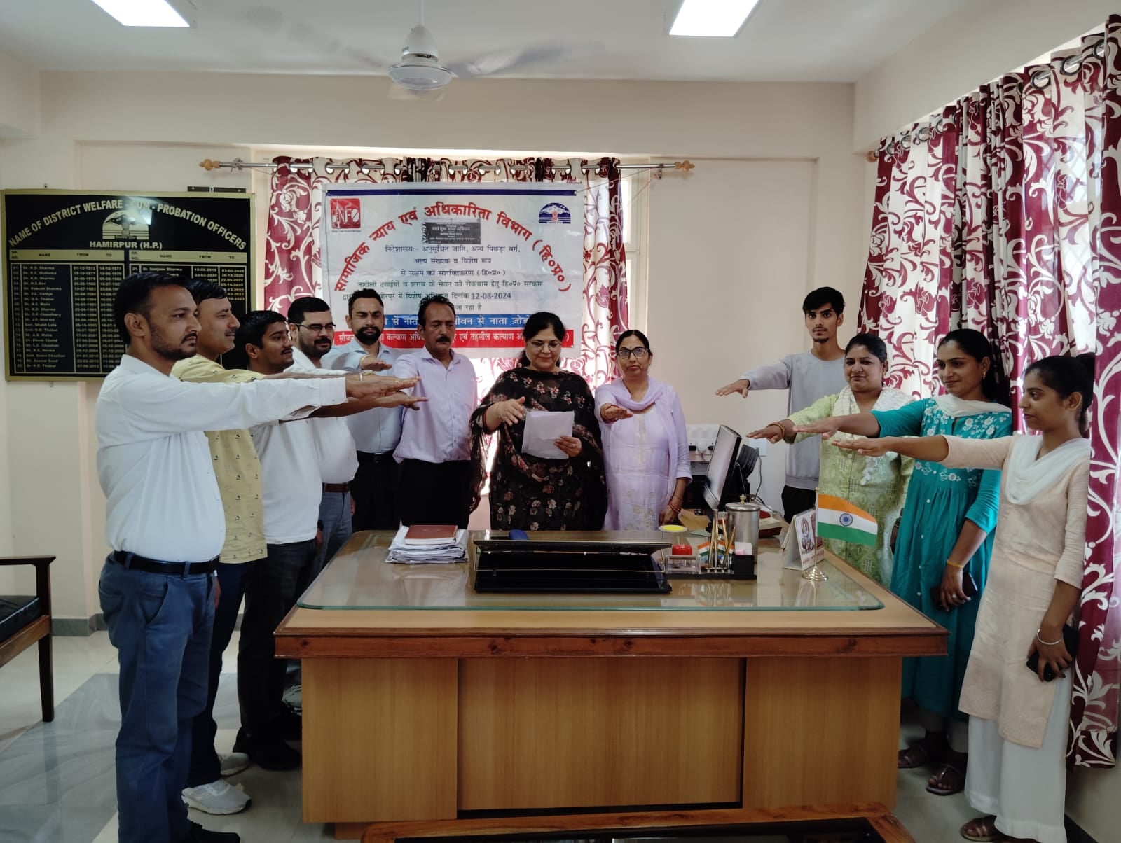 आर्ईटीआई हमीरपुर में नशामुक्ति पर आयोजित शपथ समारोह में शपथ लेती छात्राएं। संवाद आर्ईटीआई हमीरपुर में नशामुक्ति पर आयोजित शपथ समारोह में शपथ लेती छात्राएं। संवाद