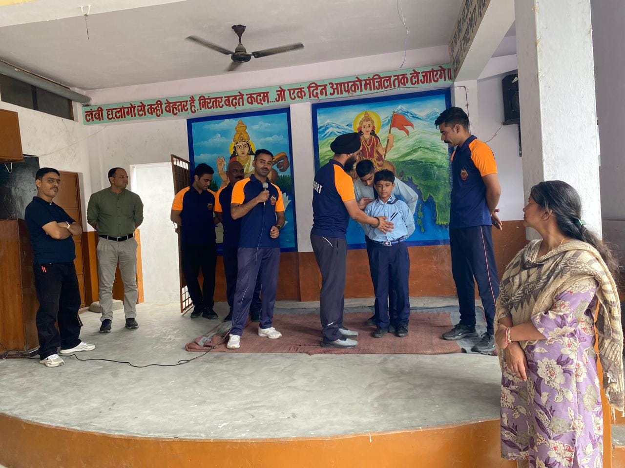 आरवीएन पब्लिक स्कूल ददाहू में बच्चों को आपदा से बचाव पर जागरूक करती एचडीआरएफ की टीम। संवाद आरवीएन पब्लिक स्कूल ददाहू में बच्चों को आपदा से बचाव पर जागरूक करती एचडीआरएफ की टीम। संवाद